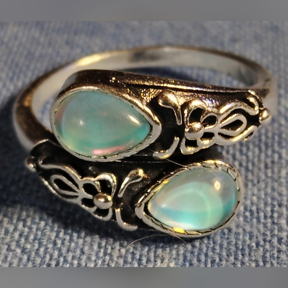 ELEGANT MOONSTONE AND STERLING SILVER BYPASS RING. SIZE 9